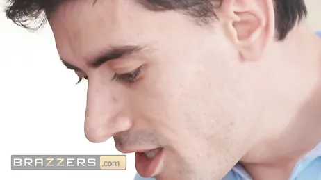 Mamá desnuda me agarra de la oreja y me lleva a la habitación