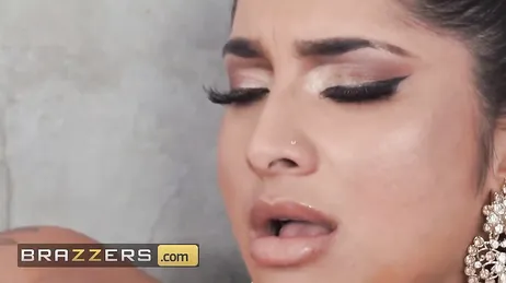 Mamá desnuda me agarra de la oreja y me lleva a la habitación