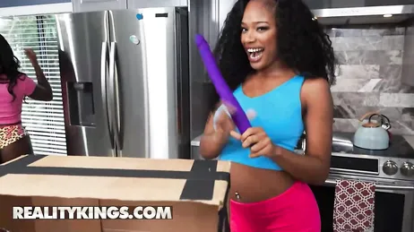 Amigas negras saben de sobra como disfrutar con sus culos
