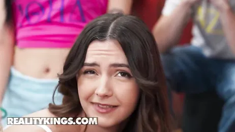 Nun, es scheint, dass die College-Pornoparty sehr vielversprechend ist!!