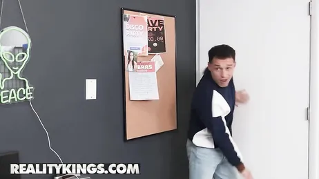 Die Lehrerin ist erstaunt über den riesigen Schwanz ihres jungen Schülers