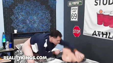 Die Lehrerin ist erstaunt über den riesigen Schwanz ihres jungen Schülers