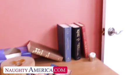 La patronne est ravie du stagiaire qui la baise