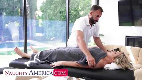 Tengo la polla del masajista tan cerca de mi .., y si se la chupo?