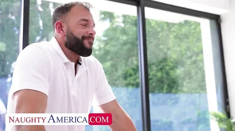 Tengo la polla del masajista tan cerca de mi .., y si se la chupo?