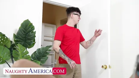 Verdammt nochmal, Schwester, du kannst doch nicht den ganzen Tag deine Muschi zeigen!!