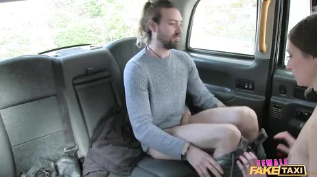 Tremendo como la taxista le ofrece sus agujeros al pasajero