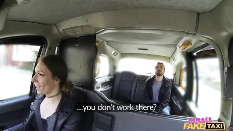 Tremendo como la taxista le ofrece sus agujeros al pasajero