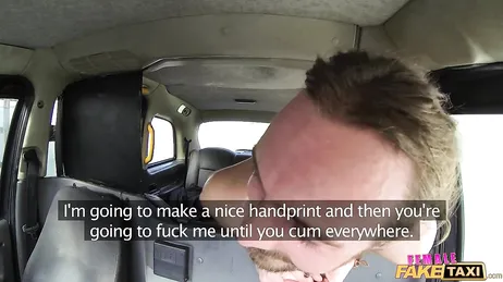 Tremendo como la taxista le ofrece sus agujeros al pasajero