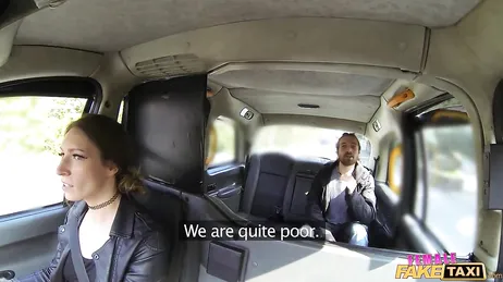 Tremendo como la taxista le ofrece sus agujeros al pasajero