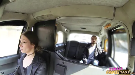 Tremendo como la taxista le ofrece sus agujeros al pasajero