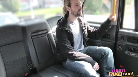 Tremendo como la taxista le ofrece sus agujeros al pasajero