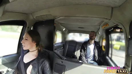 Tremendo como la taxista le ofrece sus agujeros al pasajero