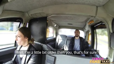 Tremendo como la taxista le ofrece sus agujeros al pasajero