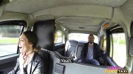 Tremendo como la taxista le ofrece sus agujeros al pasajero