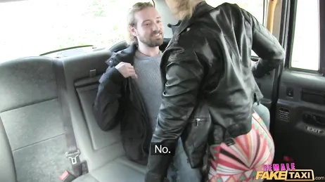 Tremendo como la taxista le ofrece sus agujeros al pasajero