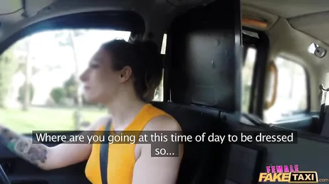 Taxichauffören stannar bilen och åt min fitta så fint.