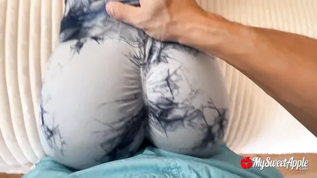 Es macht ihn so an, seine Freundin in diesen engen Sportleggings zu sehen.