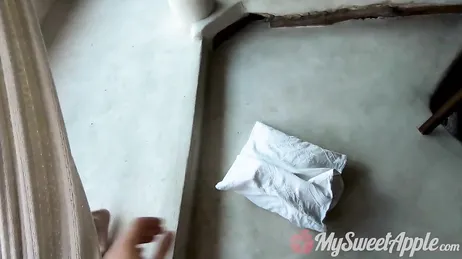 Zijn prachtige vriendin een flesje geven na haar dutje: wat een pijpbeurt!