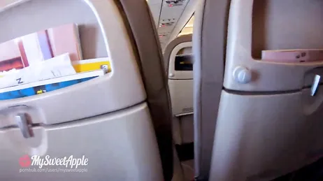 Garota espanhola é filmada fazendo sexo oral em um avião, nada demais.