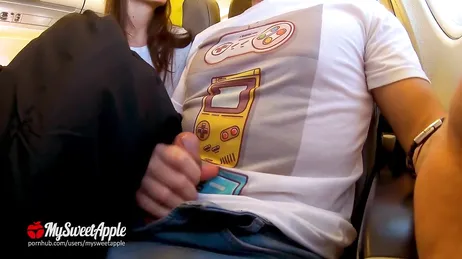 Garota espanhola é filmada fazendo sexo oral em um avião, nada demais.