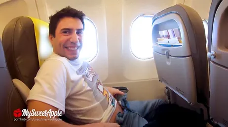 Garota espanhola é filmada fazendo sexo oral em um avião, nada demais.