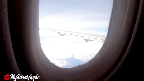 Garota espanhola é filmada fazendo sexo oral em um avião, nada demais.