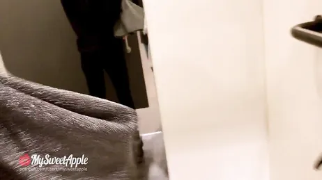 Amateurpaar filmt sich beim Ficken in der Umkleidekabine