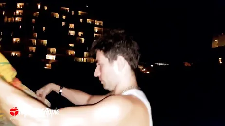 Je me souviens encore du mec avec qui j'ai couché sur la plage l'été dernier.