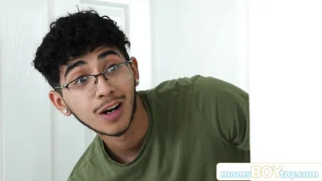 Mein Stiefsohn ist ein Schwein, er will mich jeden Tag ficken.