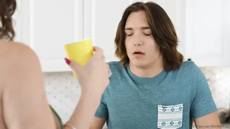 Junger Mann hat Sex mit seiner vollbusigen Mutter in der Küche zu Hause