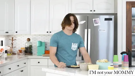 Junger Mann hat Sex mit seiner vollbusigen Mutter in der Küche zu Hause