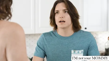 Junger Mann hat Sex mit seiner vollbusigen Mutter in der Küche zu Hause