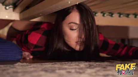 Ze raken bekneld onder het bed en een vreemdeling ramt genadeloos zijn pik in hen.