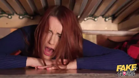 Ze raken bekneld onder het bed en een vreemdeling ramt genadeloos zijn pik in hen.