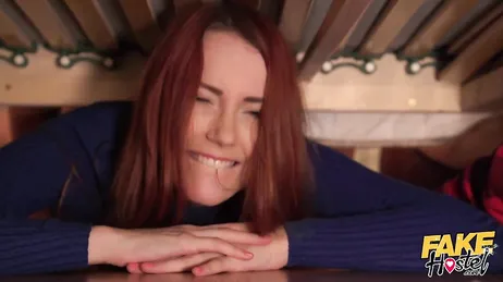 Ze raken bekneld onder het bed en een vreemdeling ramt genadeloos zijn pik in hen.