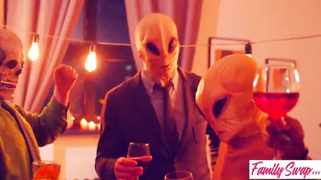 Des sœurs sexy et perverses partagent des bites chaque Halloween