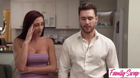 Een vriend van mijn vriend raakt de borsten van mijn moeder aan