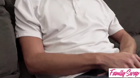 Een vriend van mijn vriend raakt de borsten van mijn moeder aan