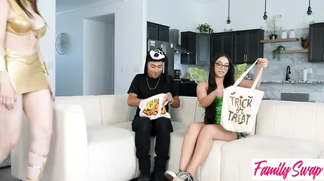 Elles décident d'attendre leurs petits amis comme ça... les fesses grandes ouvertes et à quatre pattes... !!