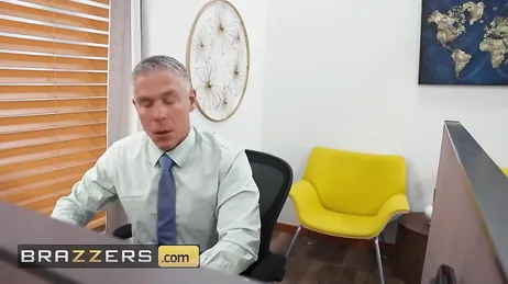 Il mio capo ha un cazzo enorme, me lo infilo nel culo