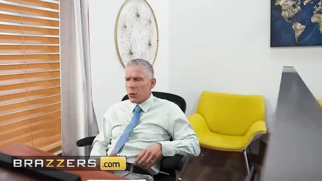 Il mio capo ha un cazzo enorme, me lo infilo nel culo