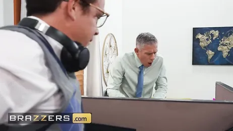 Il mio capo ha un cazzo enorme, me lo infilo nel culo