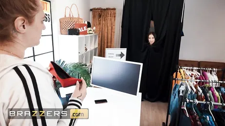 Klädbutiksbiträde knullat av en ung kund