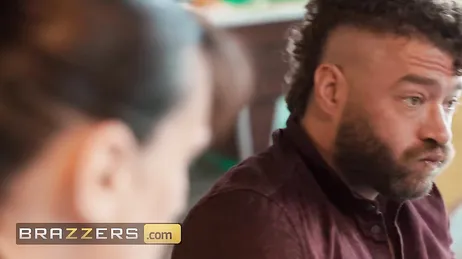 Graban a una mamá tocándose el coño en la terraza de una cafetería ... !!