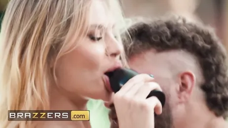 Graban a una mamá tocándose el coño en la terraza de una cafetería ... !!