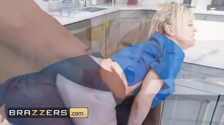 L'infermiera matura mi misura la pressione, che bel paio di tette ha!