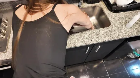 Ik betrap mijn stiefmoeder op het verkeerde been in de keuken en steek mijn pik in haar alsof het niets is