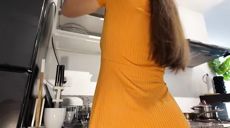 La figa di mia cognata si vede... Non credo che indossi la biancheria intima sotto la gonna