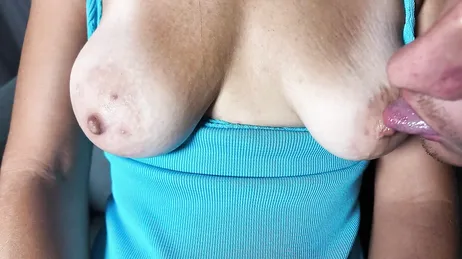 Er kneift seiner Frau in die Brustwarzen, damit sie eine Weile mit dem Lesen aufhört.